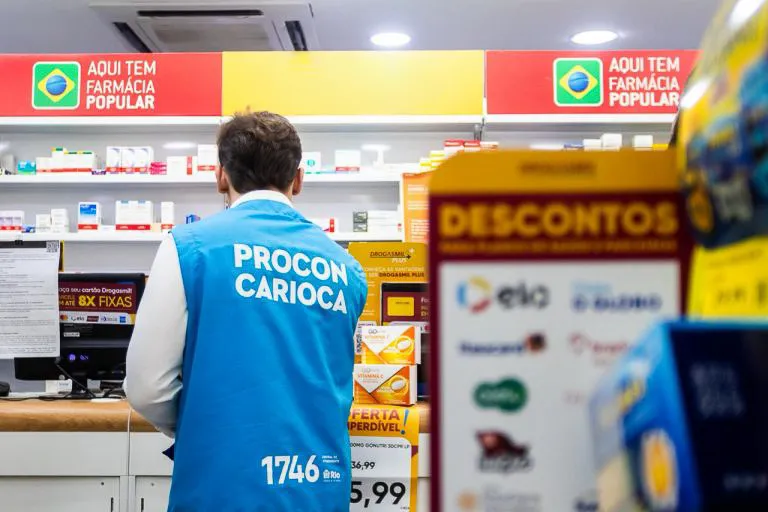 Procon do RJ multa 32 farmácias em R$ 1 milhão por coleta irregular de dados pessoais